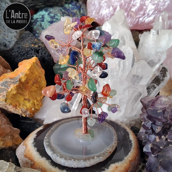 Grand Arbre de 12 cm en Fil de Cuivre avec des Pépites 7 Chakras et un Socle en Tranche d'Agate