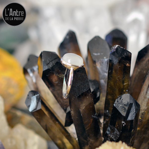 Bague Ajustable avec un Cabochon Serti Pierre de Lune Arc en Ciel du Sri Lanka de Grade 2A en Argent Sterling 925