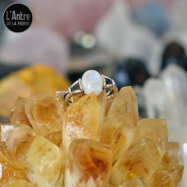 Bague avec un Cabochon Pierre de Lune Arc en Ciel du Sri Lanka de Grade 2A+ en Argent Sterling 925 et 3 Tailles
