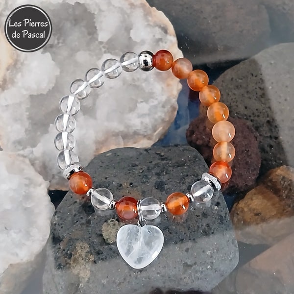 Bracelet en Cristal de Roche du Brésil Grade 2A et Cornaline du Brésil Grade A+ Boules de 8 mm avec un Cœur en Cristal de Roche et des Breloques en Acier