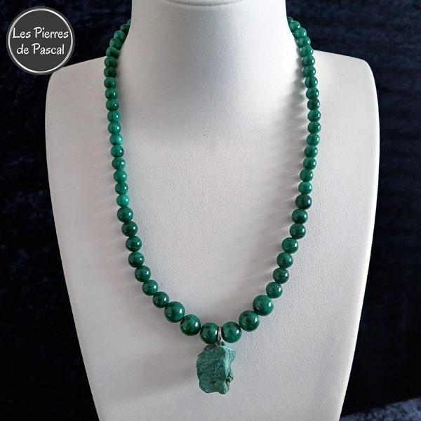 Réalisation d'un Collier en Malachite du Congo Grade 2A, Boules Dégradées de 6, 8 et 10 mm avec un Pendant en Pierre Brute