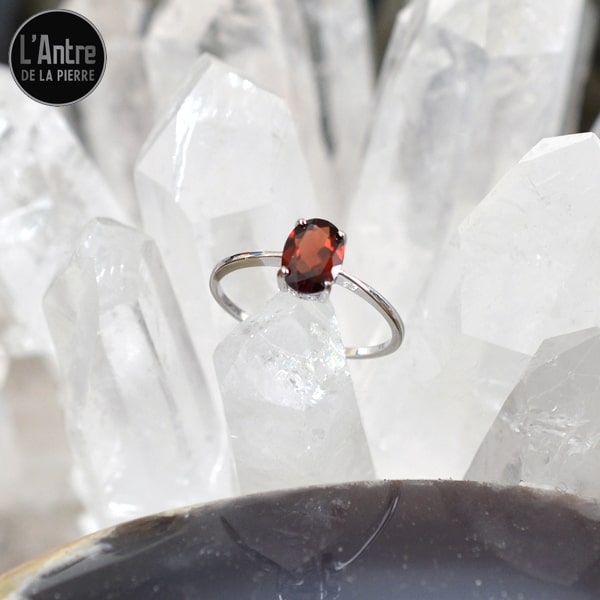 Bague Argent Sterling 925 avec un Grenat Facetté de Forme Ovale en 4 Tailles