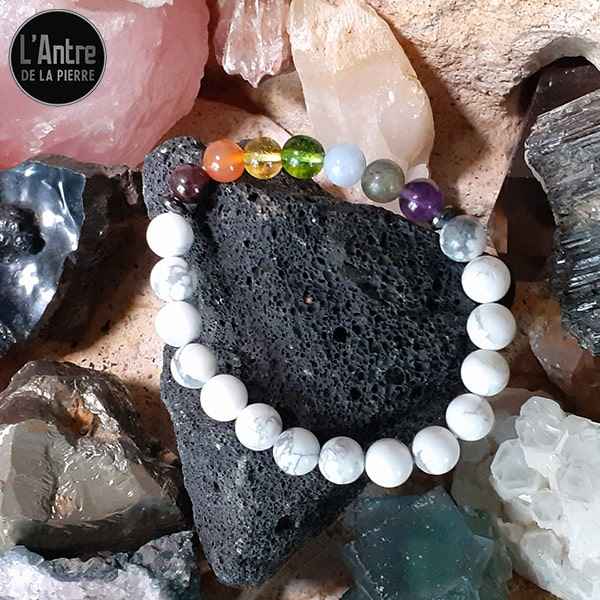 Une Création 7 Chakras Hyper Vertueux avec Howlite Blanche et de Superbes Minéraux Nobles de 8 mm