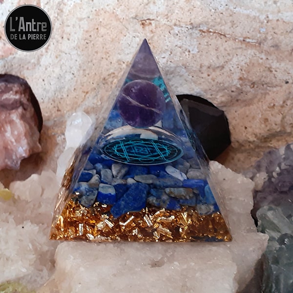 Orgonite Pyramide en Résine avec des Pierres en Lapis-lazuli, une Boule en Améthyste, des Paillettes d'Or et une Fleur de Vie