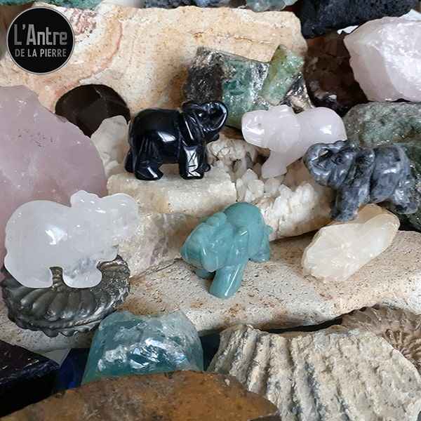 Sculpture d'Éléphant en Quartz Blanc, Rose, Aventurine Verte, Obsidienne Noire ou Labradorite de 5 cm de Long