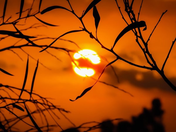 Soleil dans un ciel orange symboles du soleil