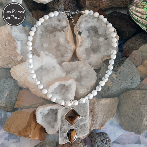 Un Collier en Howlite Blanche Mate, Cristal de Roche et Crack avec un Pendentif en Œil de Tigre et des Petites Perles de Verre