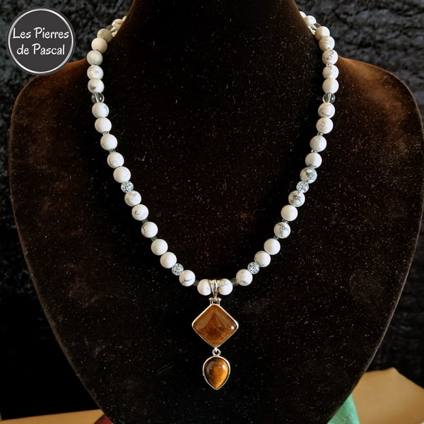 Un Collier en Howlite Blanche Mate, Cristal de Roche et Crack avec un Pendentif en Œil de Tigre et des Petites Perles de Verre