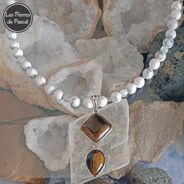 Un Collier en Howlite Blanche Mate, Cristal de Roche et Crack avec un Pendentif en Œil de Tigre et des Petites Perles de Verre