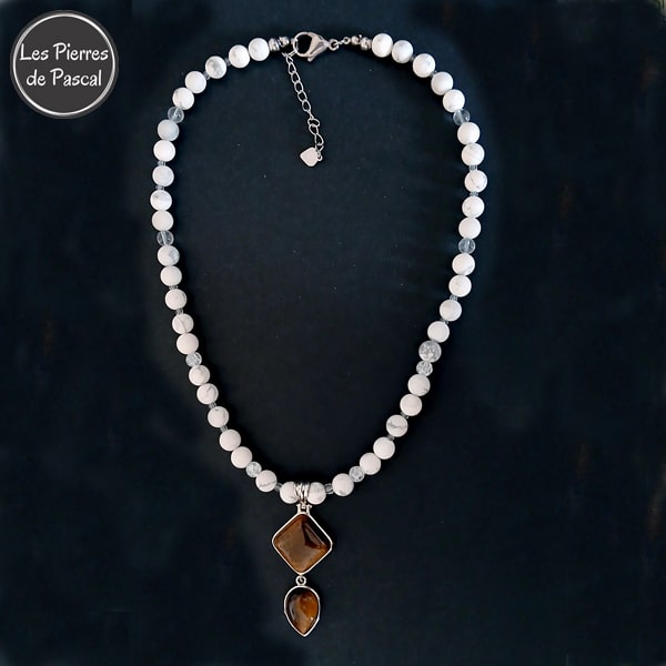 Un Collier en Howlite Blanche Mate, Cristal de Roche et Crack avec un Pendentif en Œil de Tigre et des Petites Perles de Verre