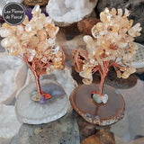 Grand Arbre de 12 cm en Fil de Cuivre avec des Pépites de Citrine et un Socle en Tranche d'Agate Grise ou Marron