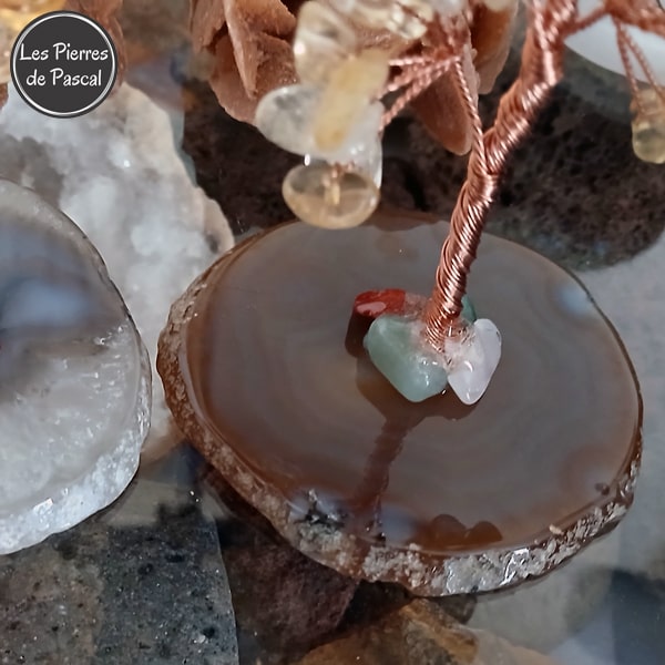 Grand Arbre de 12 cm en Fil de Cuivre avec des Pépites de Citrine et un Socle en Tranche d'Agate Grise ou Marron