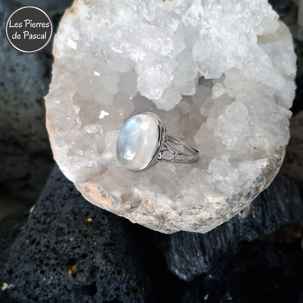 Bague Ajustable avec un Cabochon Pierre de Lune Arc en Ciel du Sri Lanka (Péristérite) de Grade 5A en Argent Sterling 925 dans une géode de quartz