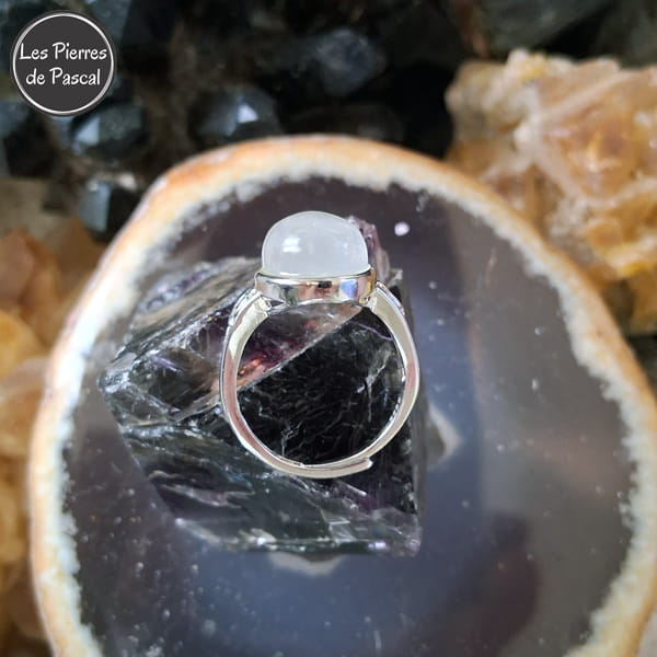 Bague Ajustable avec un Cabochon Pierre de Lune Arc en Ciel du Sri Lanka (Péristérite) de Grade 5A en Argent Sterling 925 sur une fluorite violette brute