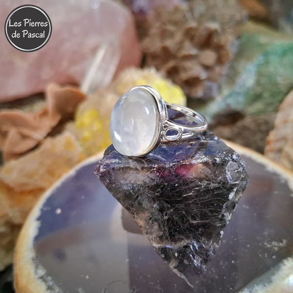Bague Ajustable avec un Cabochon Pierre de Lune Arc en Ciel du Sri Lanka (Péristérite) de Grade 5A en Argent Sterling 925 sur une fluorite