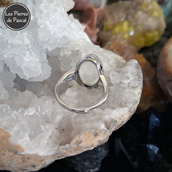 Bague Ajustable avec un Cabochon Pierre de Lune Arc en Ciel du Sri Lanka (Péristérite) de Grade 5A en Argent Sterling 925 vue du dessous de la pierre