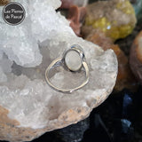 Bague Ajustable avec un Cabochon Pierre de Lune Arc en Ciel du Sri Lanka (Péristérite) de Grade 5A en Argent Sterling 925 vue du dessous de la pierre