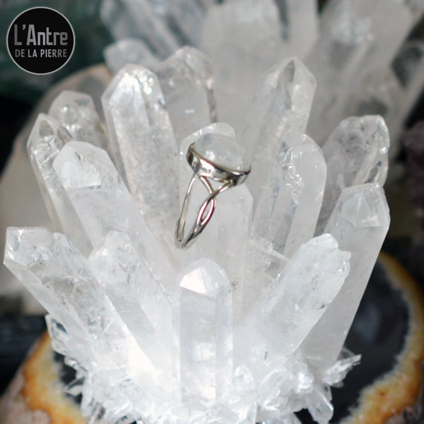 Bague Ajustable avec un Cabochon Pierre de Lune Arc en Ciel du Sri Lanka de Grade 2A en Argent Sterling 925