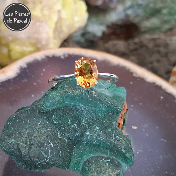 Bague avec une Citrine Facettée du Brésil, Argent Sterling 925 en 4 Tailles sur une malachite brute