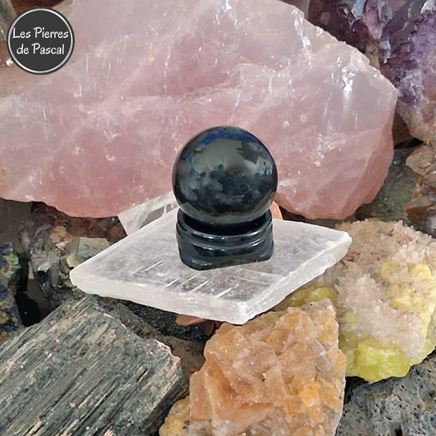 Boule de Cristal Obsidienne Noire du Mexique Grade A de 3 cm de Diamètre sur 1 Socle en Obsidienne Noire sur une plaque de sélénite