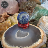 Boule de Cristal Lapis Lazuli d'Afghanistan Grade A de 3 cm sur un Socle en Bois