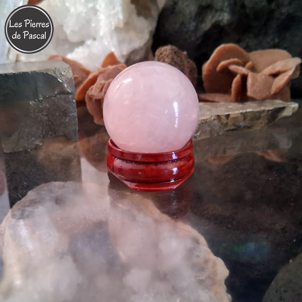 Boule de Cristal Quartz Rose du Brésil Grade A sur Socle de 3 cm de Diamètre