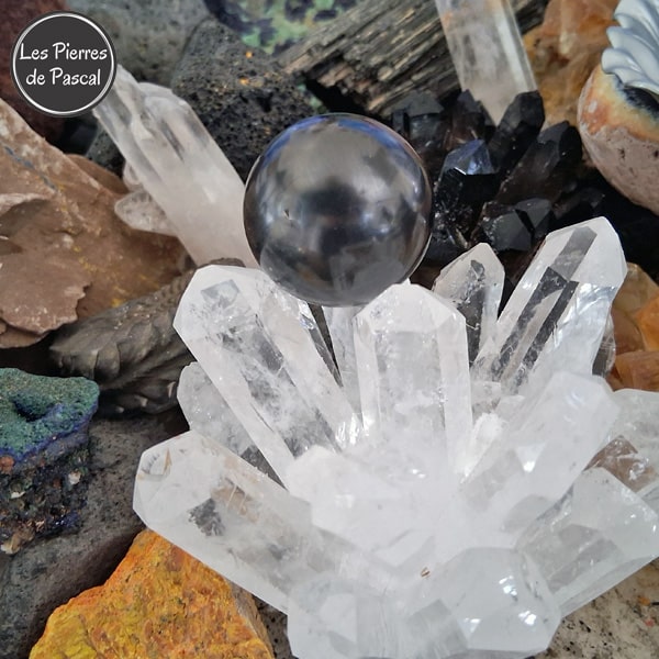 Nouvelle Boule de Cristal Shungite de Russie Grade 2A de 3 cm de Diamètre sur un Socle en Bois