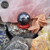 Nouvelle Boule de Cristal Shungite de Russie Grade 2A de 3 cm de Diamètre sur un Socle en Bois