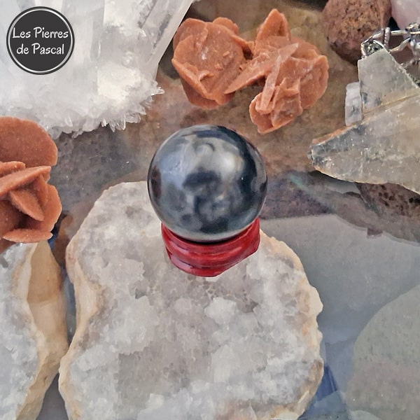 Nouvelle Boule de Cristal Shungite de Russie Grade 2A de 3 cm de Diamètre sur un Socle en Bois