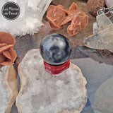 Nouvelle Boule de Cristal Shungite de Russie Grade 2A de 3 cm de Diamètre sur un Socle en Bois