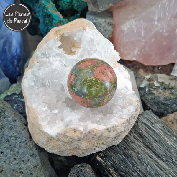 Boule de Cristal Unakite de 3 cm de Diamètre sur Socle en Bois
