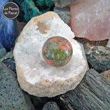 Boule de Cristal Unakite de 3 cm de Diamètre sur Socle en Bois