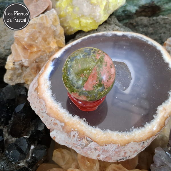 Boule de Cristal Unakite de 3 cm de Diamètre sur Socle en Bois