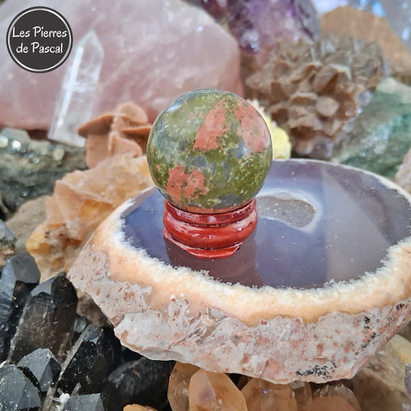 Boule de Cristal Unakite de 3 cm de Diamètre sur Socle en Bois