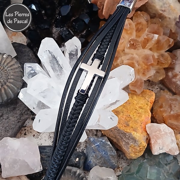 Bracelet en Cuir Noir avec une Croix Argentée en Acier Inoxydable et 3 Tailles de Poignet 18, 20 et 22 cm
