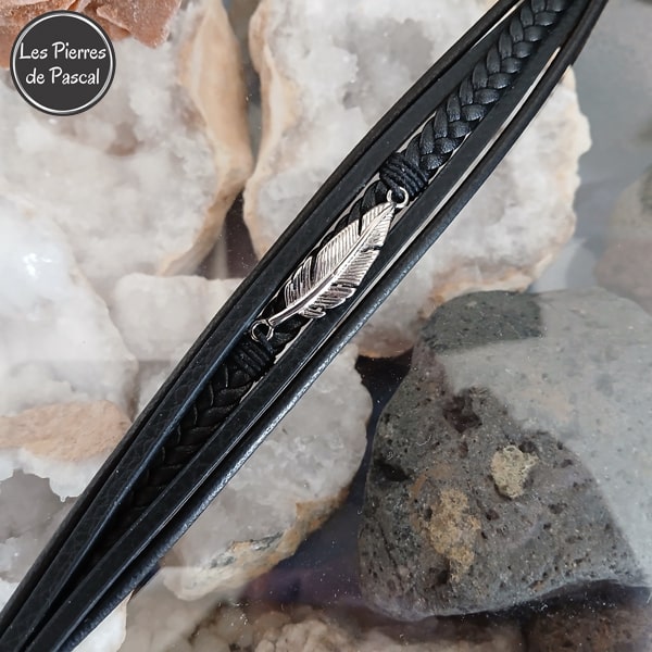 Bracelet en Cuir Noir avec une Plume en Acier Inoxydable Argenté en 3 Tailles de Poignet 18, 20 et 22 cm