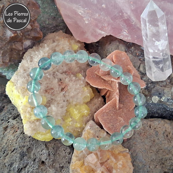 Mon Bracelet Fluorine ou Fluorite Verte Grade A de Madagascar Boules de 8 mm sur une rose des sables