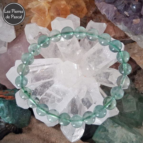 Mon Bracelet Fluorine ou Fluorite Verte Grade A de Madagascar Boules de 8 mm sur une druse de cristal