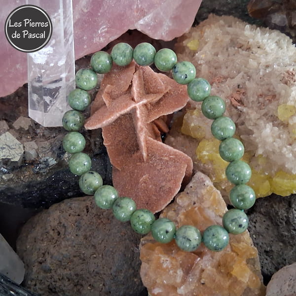 Bracelet en Jade Néphrite Vert Foncé du Canada Grade A+ Boules de 8 mm sur une rose des sables