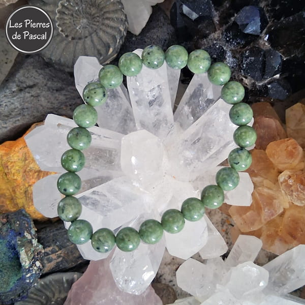 Bracelet en Jade Néphrite Vert Foncé du Canada Grade A+ Boules de 8 mm sur une druse de cristal