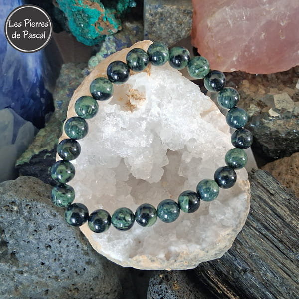 Bracelet en Jaspe Kambaba de Madagascar Boules de 8 mm de Grade A en 10 Tailles de Poignet sur une géode de quartz