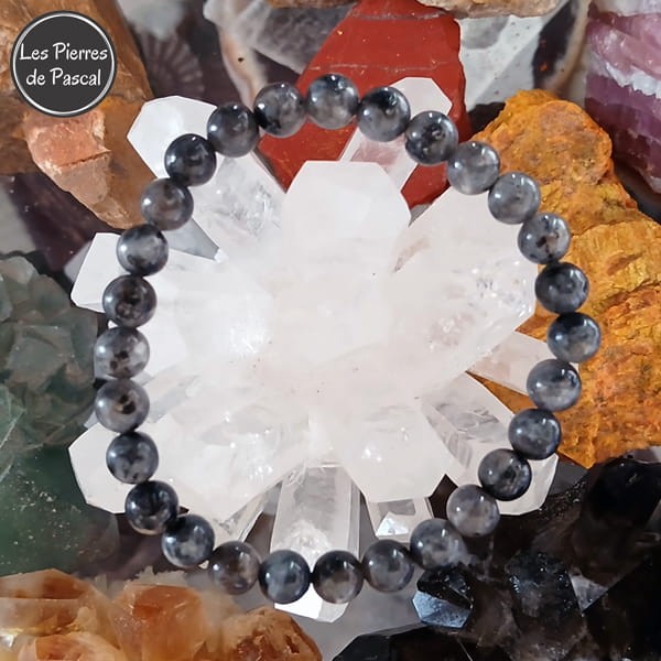Bracelet Labradorite Scandinave ou Larvikite de Norvège de Grade A+ Boules de 6 mm en 10 Tailles de Poignet sur une druse de cristal