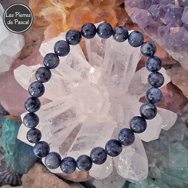 Bracelet Labradorite Noire ou Larvikite Grade A+ de 8 mm | Ancrage, Protection, Transformation sur une druse de cristal