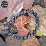 Bracelet Labradorite Noire ou Larvikite Grade A+ de 8 mm sur une rose des sables