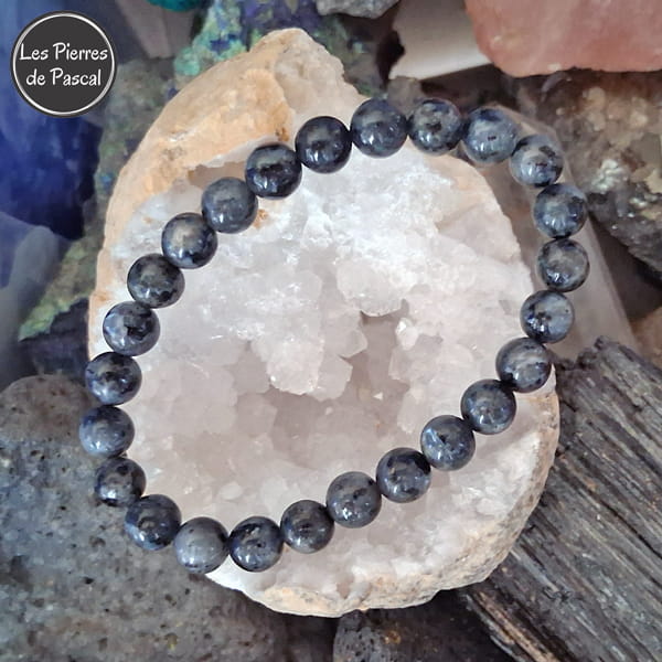 Bracelet Labradorite Noire ou Larvikite Grade A+ de 8 mm sur une gode de quartz