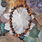 Bracelet Œil de Tigre 8 mm d'Afrique du Sud Grade A & une Tête de Bouddha | Protection, Confiance, Ancrage sur une druse de cristal