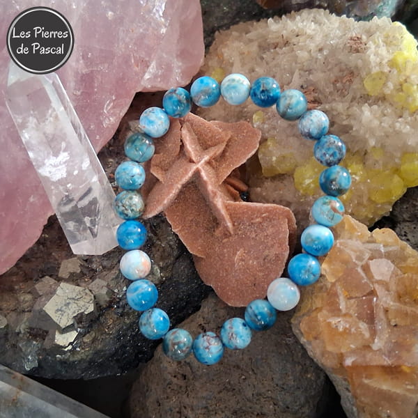 Bracelet Apatite Bleue du Sri Lanka de 8 mm de Grade B sur une rose des sables