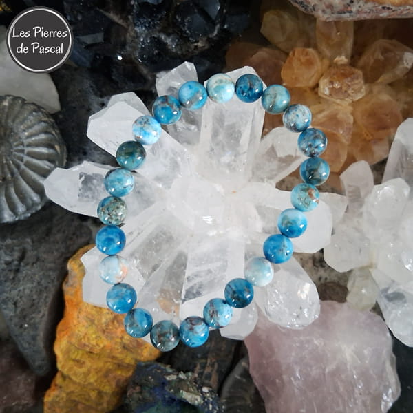 Bracelet Apatite Bleue du Sri Lanka de 8 mm de Grade B sur une druse de cristal