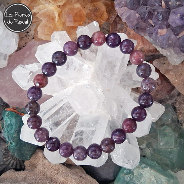 Bracelet en Lépidolite Foncée de Madagascar Qualité A Boules de 8 mm sur une druse de cristal