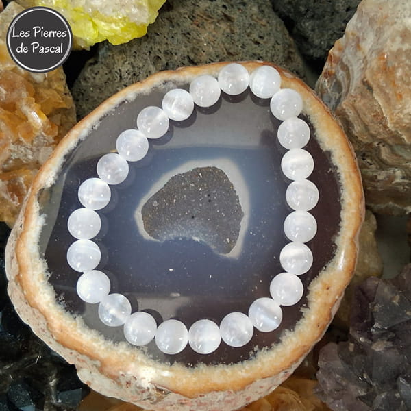 Bracelet en Sélénite ou Gypse Plâtre Blanc du Maroc de Grade 3A Boules de 8 mm sur une tranche d'agate